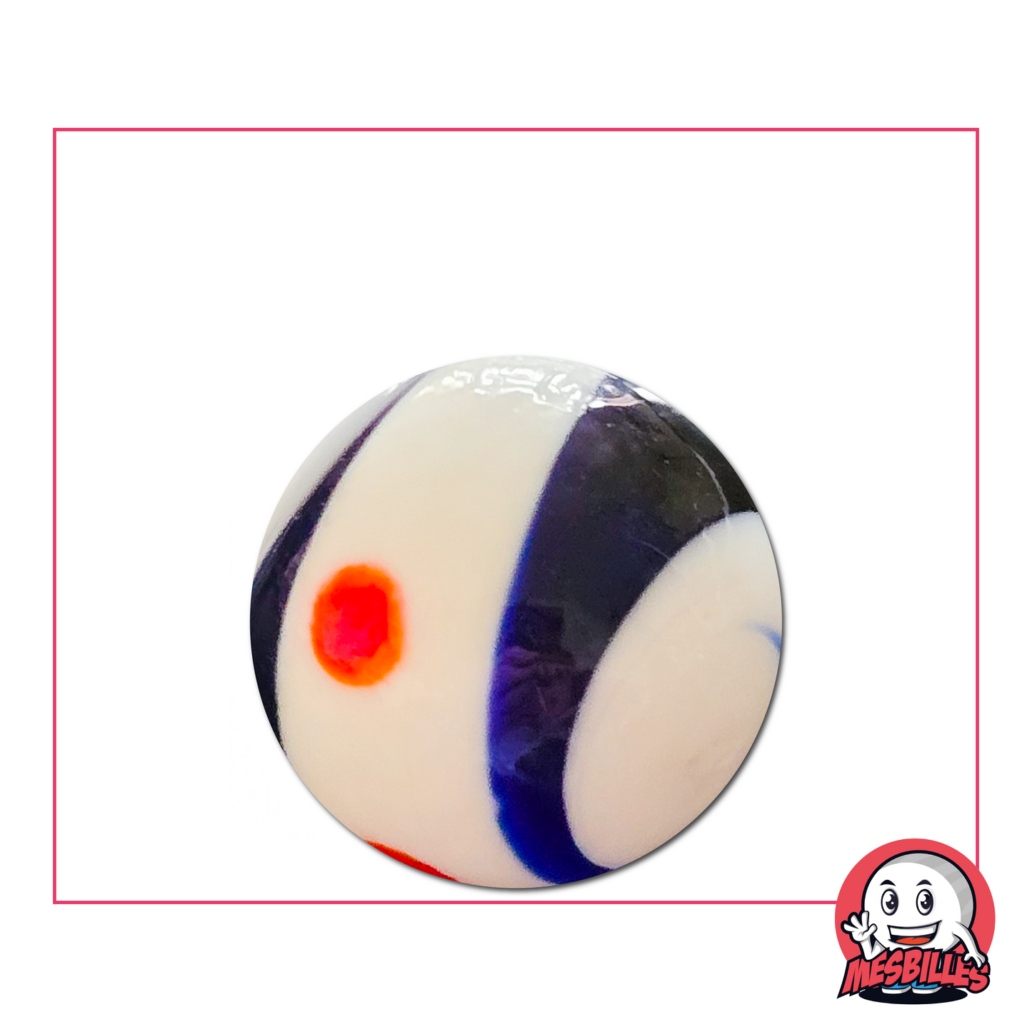 Nahaufnahme einer weißen Big-Bang-Murmel mit blauen Spiralen und rotem Mittelpunkt, aus Glas, 25 mm, einzeln erhältlich bei MesBilles.