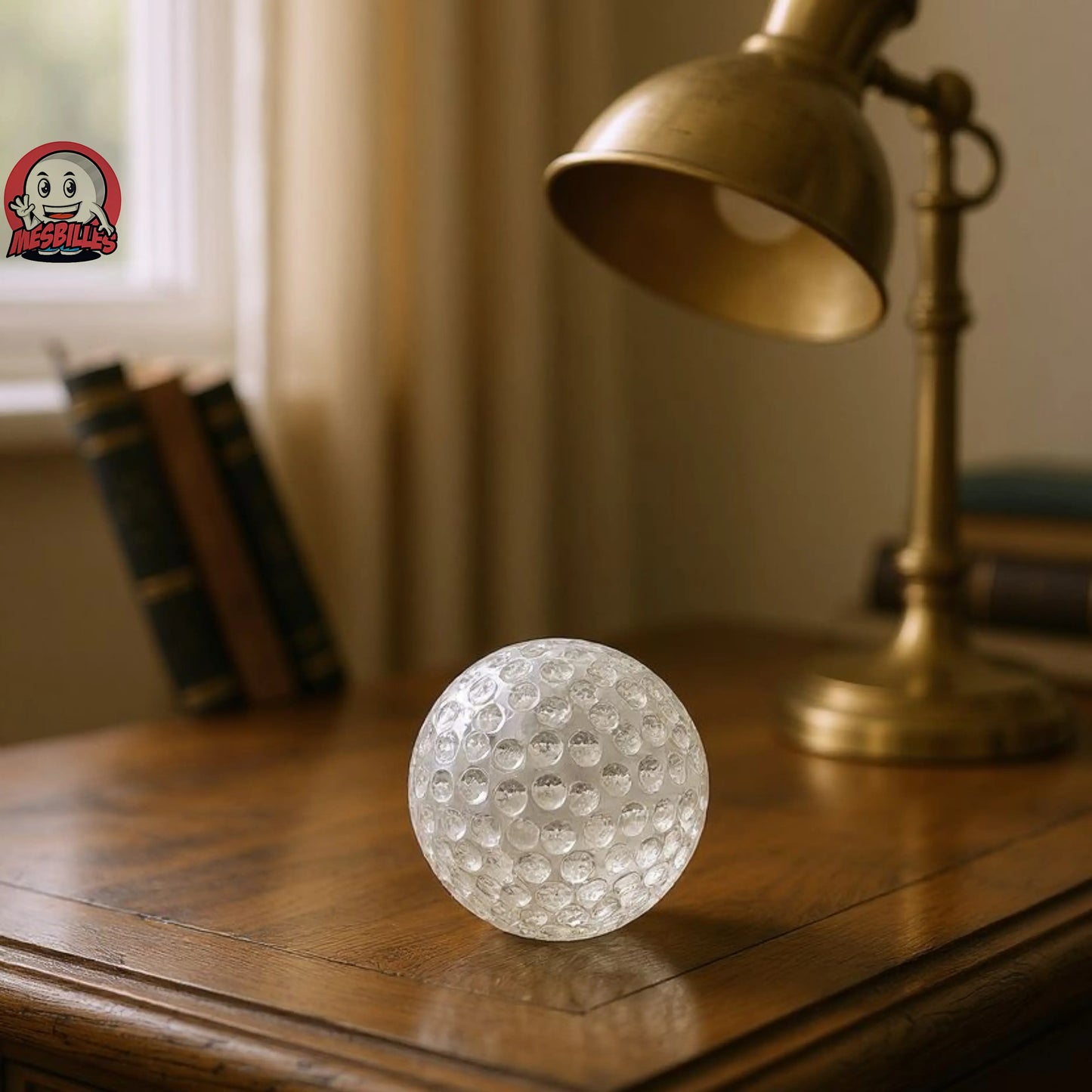 Une bille originale en forme de balle de golf, version 60 mm en verre cristal. Parfaite pour une déco sportive ou une collection de pièces soufflées à la main.