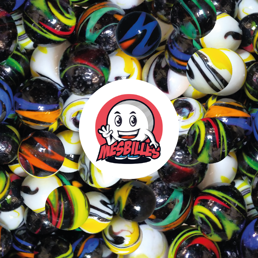 Große Murmeln Collector Kim'Play <span style="color: #e94955; font-weight: bold;"> Diabolic</span>, aus <strong>undurchsichtigem schwarzem</strong> Glas, 25 mm, mit <strong>grünen</strong> Streifen.