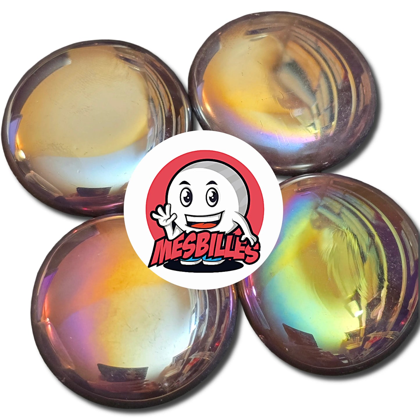 Une grande bille plate, également nommée Bille Galet en Verre, de la famille des Billes Glossys. Cette bille forme est ronde, légèrement ovoïde et mesure environ 3 cm de diamètre