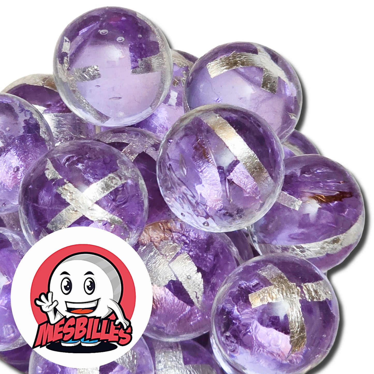 Billes aux éclats argentés, ils semblent s’entrelacer autour d’elle pour la protéger — ou pour mieux attirer les regards, c’est selon son humeur.