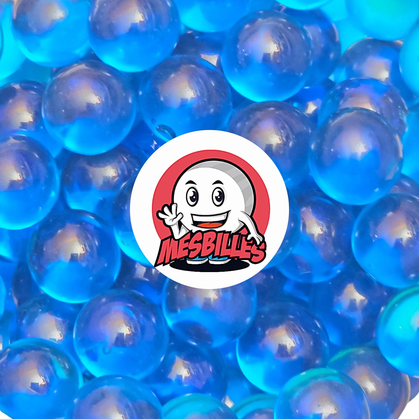 Cette petite bille Loupe Bleu 12 mm, c’est un peu comme une goutte d’océan qui aurait décidé de faire carrière dans le verre de Bohème : brillante, translucide, élégante… et franchement très photogénique.