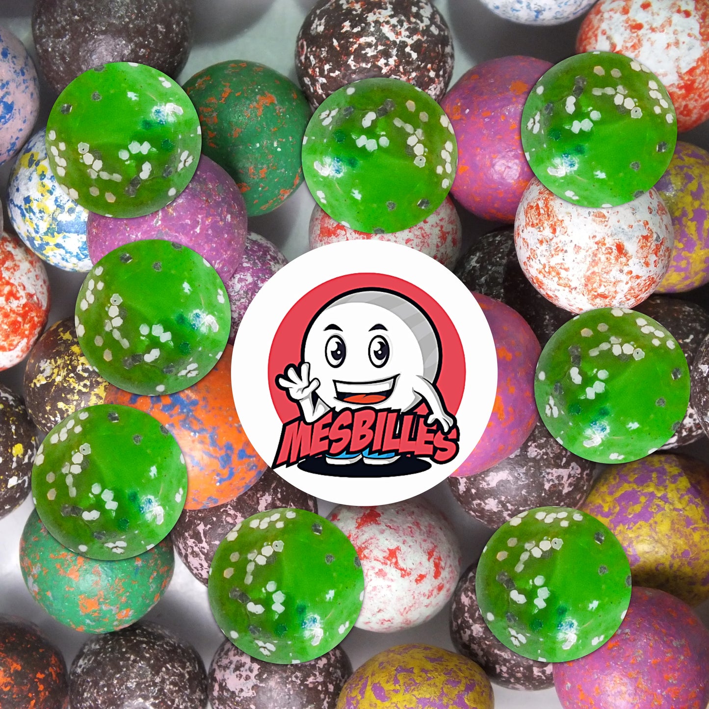 Collection de billes en terre multicolores avec plusieurs billes vert paillettes 10 mm au premier plan, ambiance éclatante et festive