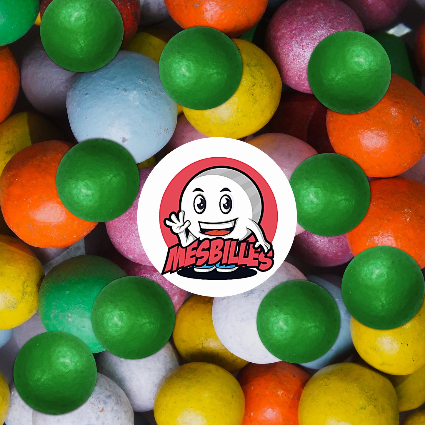 Mini-bille en terre verte de 10 mm posée parmi un assortiment multicolore de billes en terre cuite traditionnelles