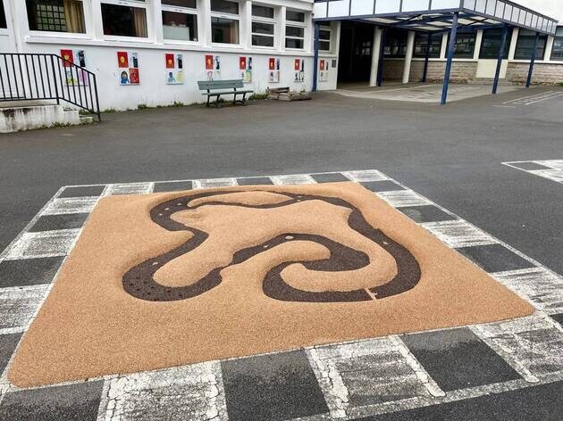 Un parcours de bille en liège à l'école