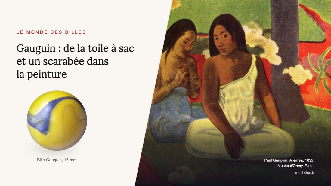 Arearea de Gauguin, deux Tahitiennes assises et un chien rouge sur fond jaune, à côté d'une bille MesBilles Gauguin de 16 mm jaune à ruban bleu