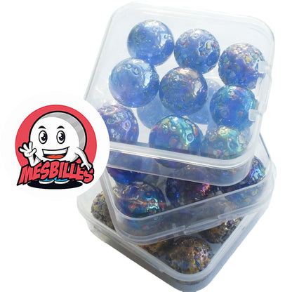 Gros plan sur des billes Pépites opaques blanches et bleues de 16 mm dans boîtes transparentes – MesBilles