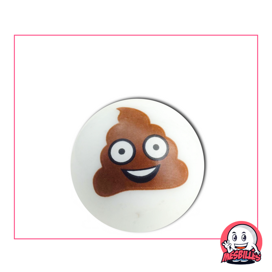 Bille blanche illustrée d’un emoji caca souriant aux yeux écarquillés