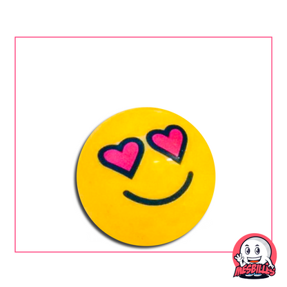 Bille jaune illustrée d’un visage avec yeux en forme de cœur rose et sourire doux