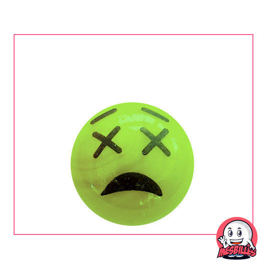 Bille verte avec un visage de smiley choqué : yeux en croix et bouche renversée