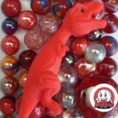 Dino Rouge extensible posé parmi des billes rouges et multicolores – ensemble 52 billes assorties MesBilles