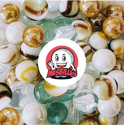 Mélange de Billes Rondes et Plates , certaines sont en verre translucide, d'autres opaque ou encore d'aspect givré aux tonalités beiges