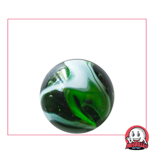 Gros plan d’une bille Algue 22 mm vert profond et blanc, au design marin unique, idéale pour collectionneurs et passionnés de billes