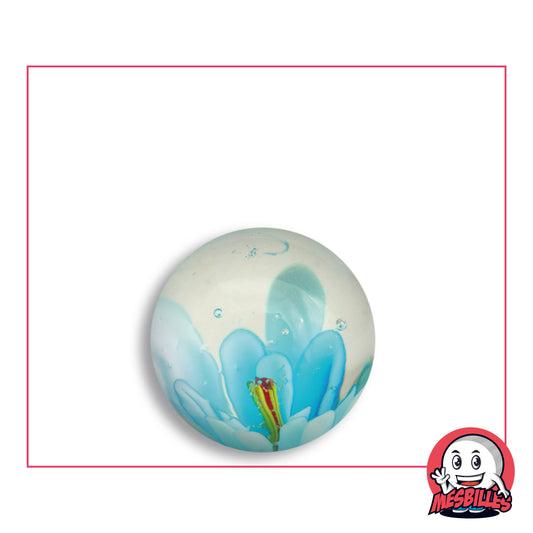 Bille Art Fleur 3D Turquoise en verre transparent, fleur turquoise en relief aux pétales dégradés et au pistil strié de rouge et de jaune, vue de dessus, 22 mm de diamètre