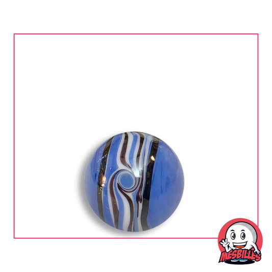 Bille Art Hawaï Bleu en verre bleu franc veiné, bande ondulée alternant bleu clair, blanc et filets sombres, volute centrale, vue de dessus, 16 mm de diamètre
