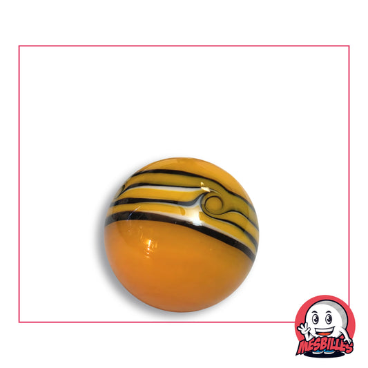Bille Art Hawaï Orange en verre orange franc opaque, large bande jaune vif à filets noirs et liserés blancs, enroulée en volute, vue de dessus, 22 mm de diamètre