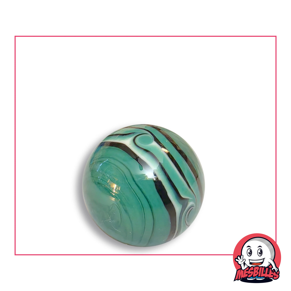Bille Art Hawaï Vert en verre vert jade aux traînées plus sombres, large bande vert pâle bordée de blanc et de noir, enroulée en volutes, vue de dessus, 22 mm de diamètre