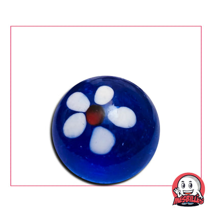 Bille Art Pâquerette Bleu Nuit 25 mm avec fleur blanche et cœur rouge dans verre bleu translucide – bille artistique MesBilles