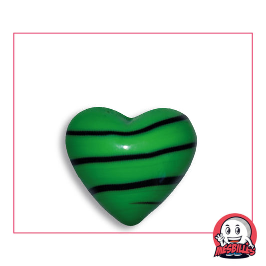 Bille Coeur Vert Rayée Noir en verre vert vif opaque strié de fines lignes noires, vue de dessus, environ 25 mm de large