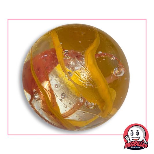 Grande bille Condor en verre transparent ambré, rubans jaunes, ruban rouge orangé et bulles d'air, vue de dessus, 50 mm de diamètre
