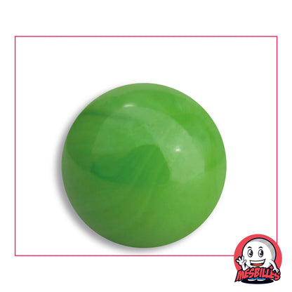 Grande bille Perle Vert en verre vert opaque à l'aspect soyeux, marbré de nuances plus claires, vue de dessus, 35 mm de diamètre