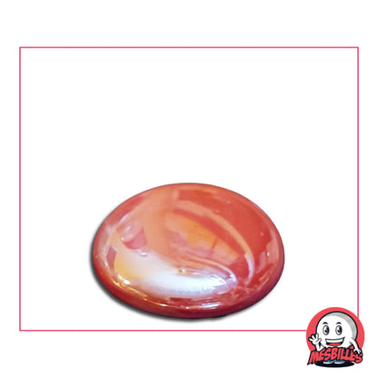 Une grande bille plate Rouge, également nommée Bille Galet en Verre, de la famille des Billes Glossys. Cette bille forme est ronde, légèrement ovoïde et mesure environ 3 cm de diamètre