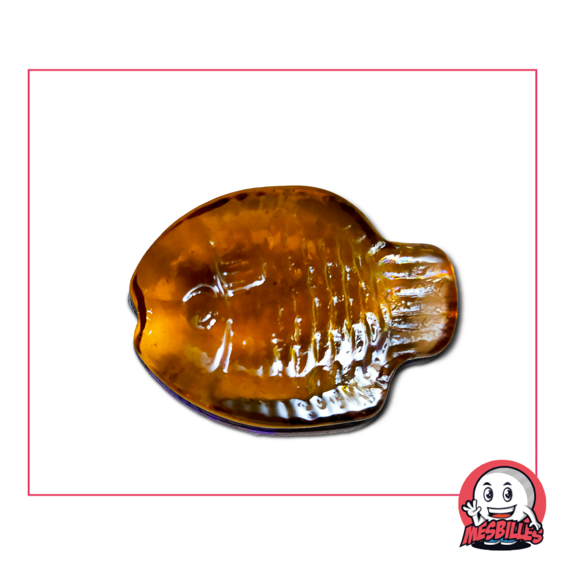 Foto einer Glasmurmel in Form eines Koi-Fisches in Bernsteinfarbe mit feinen Details, einzeln erhältlich im MesBilles-Shop.