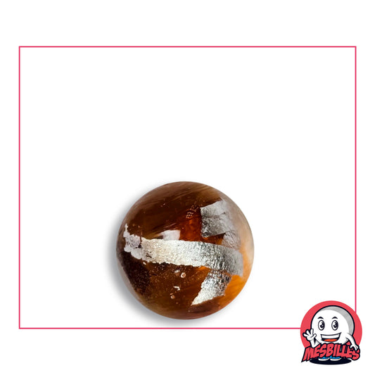 Bille Serpentin Ambre 16 mm Collector en verre ambre brun traversé d'un large ruban d'aspect argenté froissé et replié, vue de dessus, 16 mm de diamètre