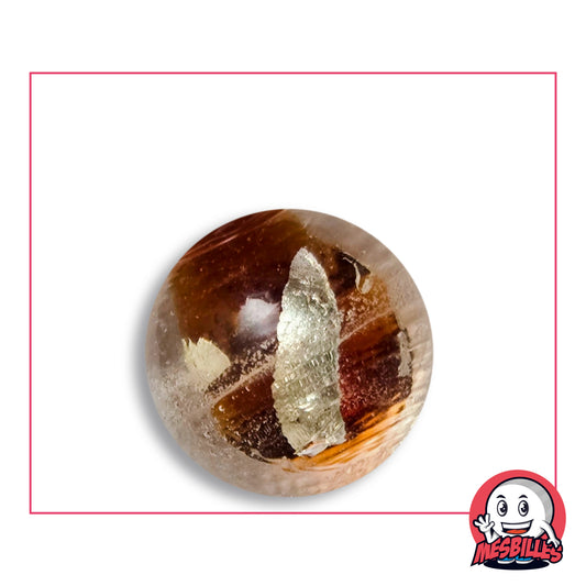 Bille Serpentin Ambre 25 mm Collector en verre clair à cœur ambre brun portant une lame d'aspect argenté effilée, aux reflets dorés, vue de dessus, 25 mm de diamètre