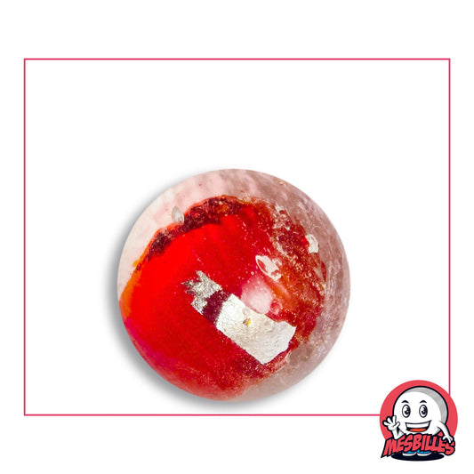 Bille Serpentin Rouge 25 mm Collector en verre clair à cœur rouge vermillon portant un fragment rectangulaire de feuille d'aspect argenté, vue de dessus, 25 mm de diamètre