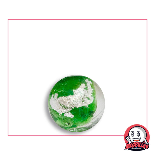 Bille Serpentin Vert 16 mm Collector en verre clair à large cœur vert vif, portant une grande feuille d'aspect argenté de forme irrégulière, vue de dessus, 16 mm de diamètre
