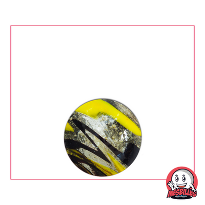 Foto einer 16 mm großen, runden Murmel mit schwarz-gelbem Zebramuster auf transluzentem Hintergrund, einzeln erhältlich bei MesBilles.