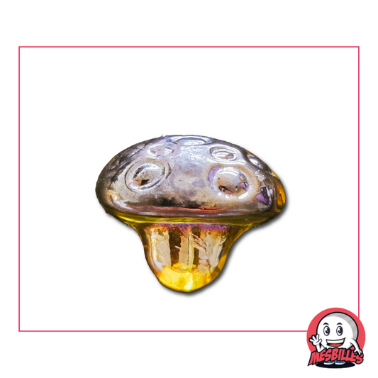 Photo d’une bille en verre en forme de champignon de 3 cm, avec chapeau gris-ambre et pied jaune translucide, vendue à l’unité sur MesBilles.
