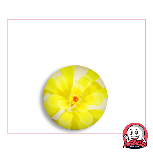 Bille d’Art Fleur 3D Jaune en verre transparent, fleur jaune vif en relief au cœur rouge, pétales soulignés de blanc, qui remplit presque toute la bille, vue de dessus, 22 mm de diamètre