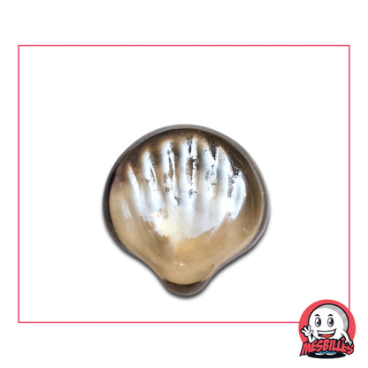 Dans le monde des billes, les Billes Forme font figure de stars. MesBilles vous propose cette Bille en verre Translucide de Couleur Ambre: la Bille Coquillage.