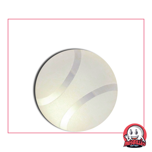 Photo d’une bille ronde en verre givré de 30 mm avec un motif de balle de tennis blanche, vendue à l’unité sur la boutique MesBilles.
