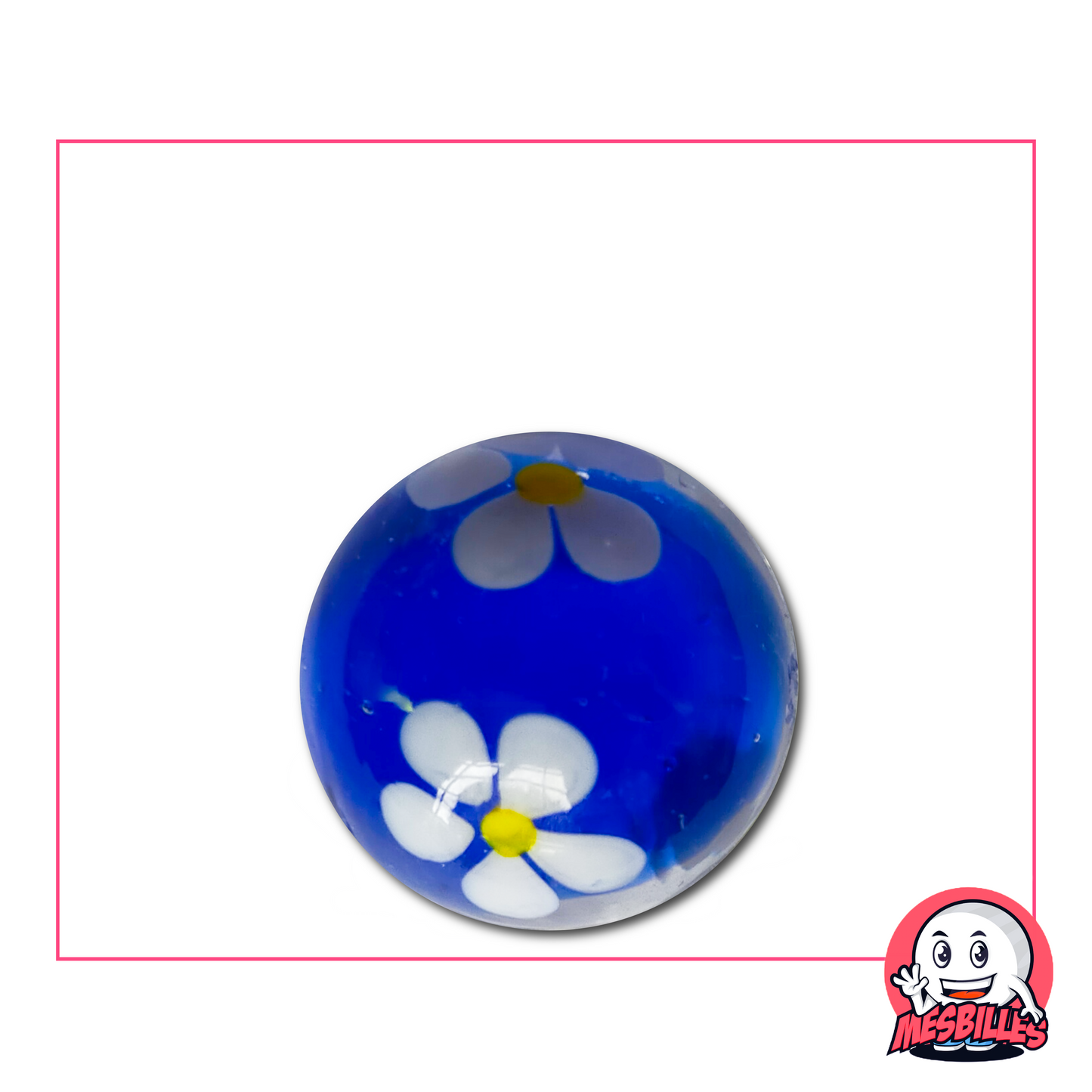 Große blaue Murmel 22 mm mit einer weißen Blume mit fünf Blütenblättern, die in der Mitte eines transparenten Glases fixiert ist