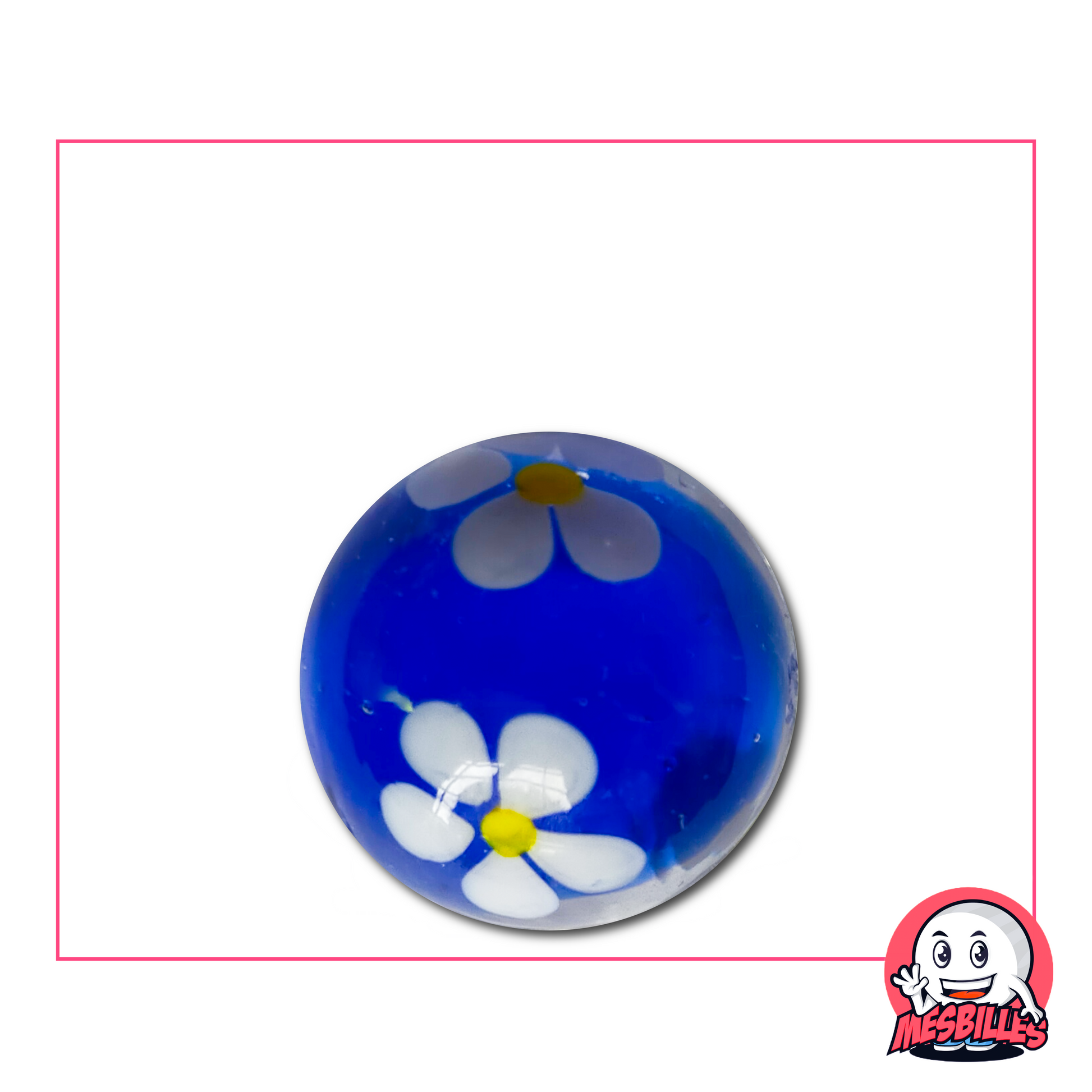 Große blaue Murmel 22 mm mit einer weißen Blume mit fünf Blütenblättern, die in der Mitte eines transparenten Glases fixiert ist