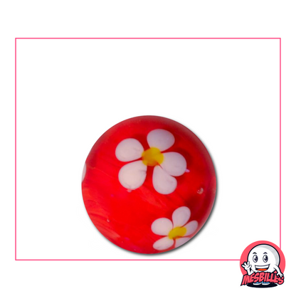 Große rote Murmel 22 mm mit einer weißen Blume mit fünf Blütenblättern, die in das transparente Glas eingelassen ist