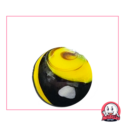 Hier ist die Murmel Stégosaure, die genau wie ihr gleichnamiger Dinosaurier mit ihren Platten auf der Oberfläche einzigartig ist. Ihr dunkles und geheimnisvolles Aussehen verleiht ihr einen prähistorischen Charme. Eine außergewöhnliche Murmel für ein faszinierendes Spielabenteuer. Lassen Sie sich verzaubern.