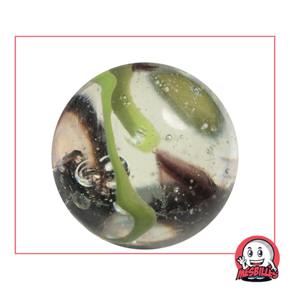 Photo d’une bille ronde de 50 mm en verre transparent, avec des volutes vertes, noires et brunes à l’intérieur, vendue à l’unité sur la boutique MesBilles.
