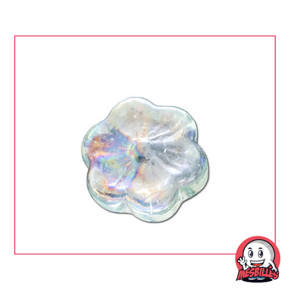 Photo d’une bille plate en forme de fleur Cosmos en verre cristal, 2,5 cm, aux reflets nacrés, vendue à l’unité sur MesBilles.

