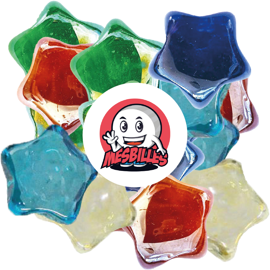 Bild des Maskottchens MeineMurmeln umgeben von Hollywood-Murmeln aus dunkelblauem, transluzentem Glas in flacher Form, Größe 2 cm - MeineMurmeln