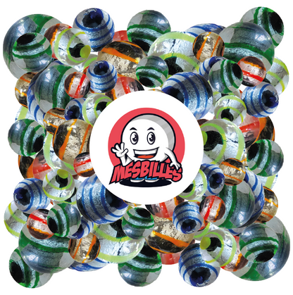 Bild des Maskottchens MeineMurmeln umgeben von kleinen Murmeln Drachenauge MeineMurmeln, 16 mm, halbtransparent schwarz und silber mit orangefarbenen StreifenKleine Murmeln Drachenauge MeineMurmeln, 16 mm, halbtransparent schwarz und silber mit orangefarbenen Streifen