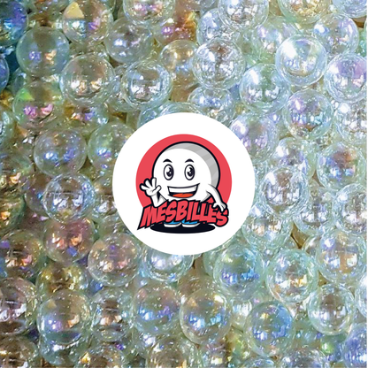 Image de la Mascotte MesBilles entourée de Billes Rondes Irisées Couleur Cristal 35 mm
