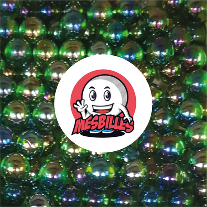 Die 16 mm große Murmeln aus Glas in der Farbe „Grüne Irisierend“ ist ein Juwel der Schlichtheit und Brillanz. Ihre Transparenz in Verbindung mit einem leichten irisierenden Film auf ihrer Oberfläche macht sie zu einer einzigartigen Murmeln. Verleihen Sie Ihren Spielen mit der Murmeln „Grüne Irisierend“ einen edlen Touch. Kaufen Sie sie und lassen Sie sich von ihrem Glanz verzaubern!