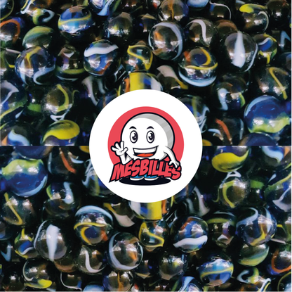 Image de la Mascotte MesBilles entourée de Billes Michel-Ange en verre bleu, avec striures rouges, blanches et jaunes, 42 mm