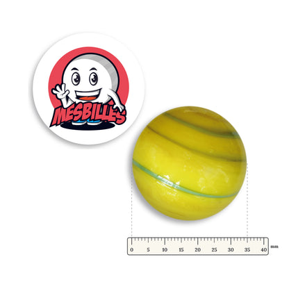 Grande bille Equinoxe Jaune et Vert 35 mm Collector à côté d'une règle graduée, 35 mm de diamètre