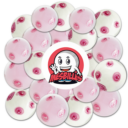 Mascotte MesBilles posée sur de grandes billes artisanales de 22 mm au fond rose doux décorée de motifs floraux rappelant les pétales délicats du cerisier en fleurs.