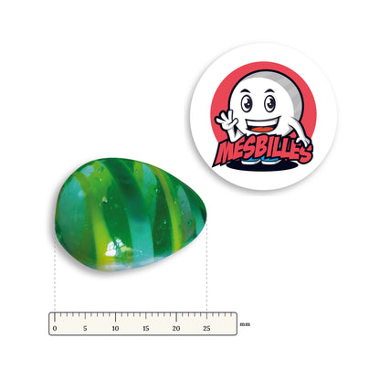 Bille Oeuf Vert Rayé Jaune et Vert couchée à côté d'une règle graduée, environ 25 mm de long